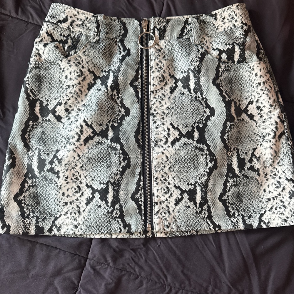AkIRA front zip skirt